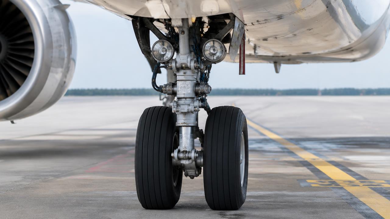 Nose gear with twin wheels, steering and lights