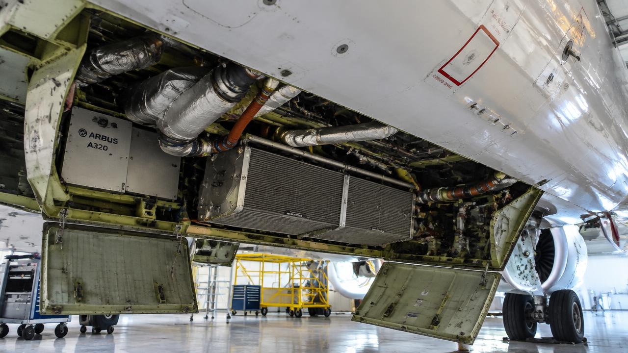 Pack bay under the belly with heat exchangers and ducts