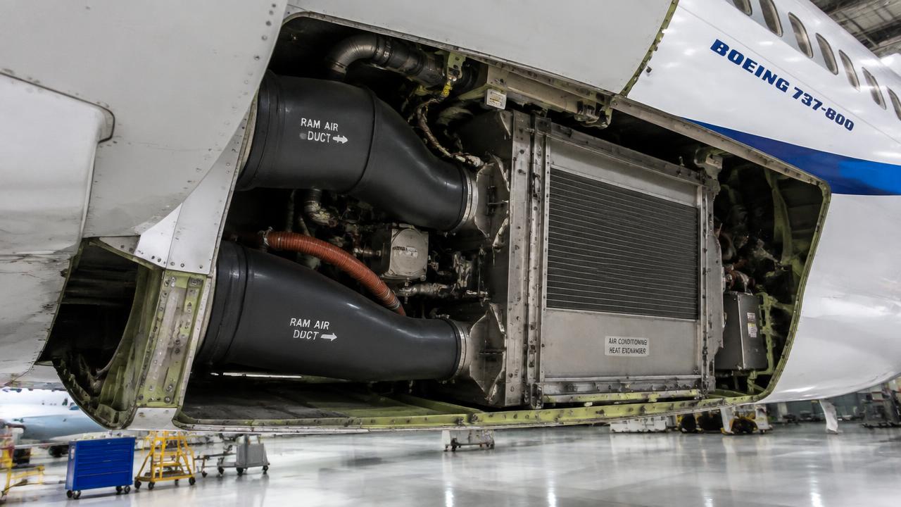 Pack bay with ram air ducts and heat exchanger