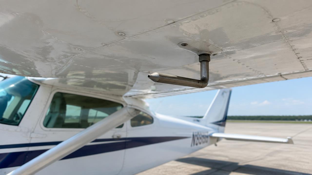 Heated pitot tube under the left wing