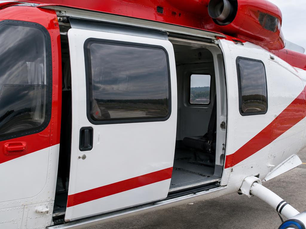Sliding cabin door and fuselage side